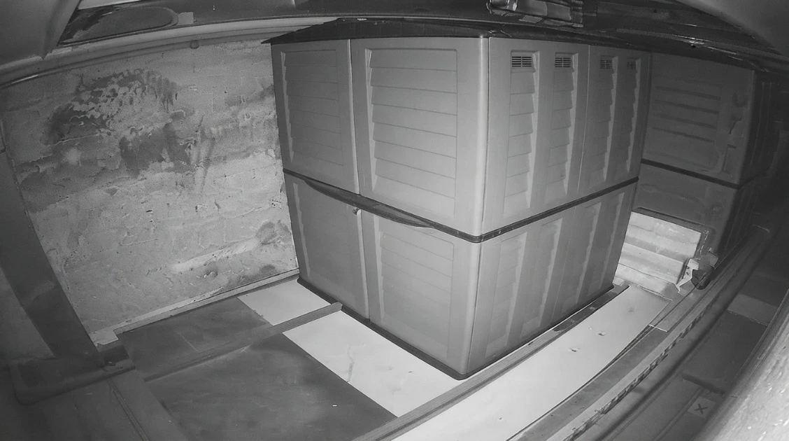 Storage containers placed in an automated storage cell